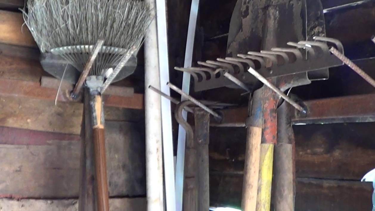 Вешалка для садового инвентаря своими руками смотреть онлайн