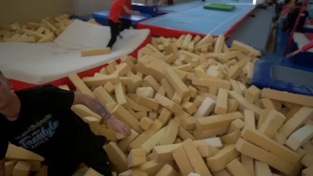 Тренировка в ГИМНАСТИЧЕСКОМ ЗАЛЕ/Воркаут элементы смотреть онлайн