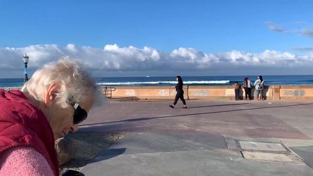 Магазины перед праздниками. Дома у камина. Подарки соседям. Виноград пошел в рост смотреть онлайн