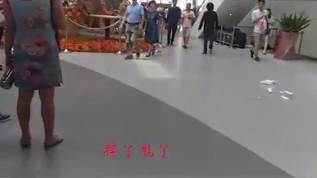 A guy in Shanghai Smashed Iphone 7 plus at Apple Store. смотреть онлайн