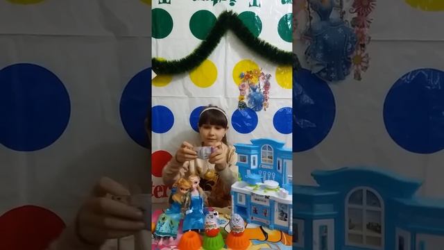 открываем з киндера холодное сердце и эльзу с голубой кухней