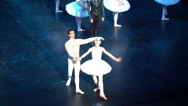 30.6.2019 Swan Lake bows, Paris Opera. Sae Eun Park, Pablo Legasa (debut) смотреть онлайн