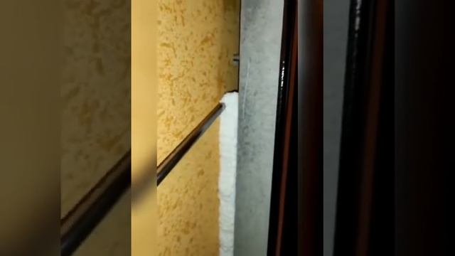 Процесс установки металлической двери в готовый проем.