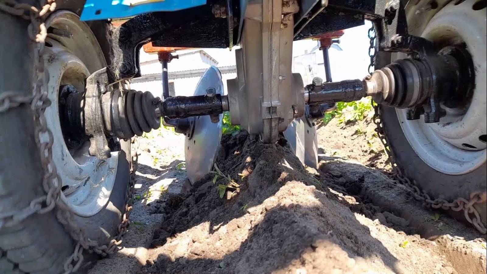 Второе окучивание картофеля. Увеличиваю нагрузку на опорные подшипники мотоблока Нева МБ-2.