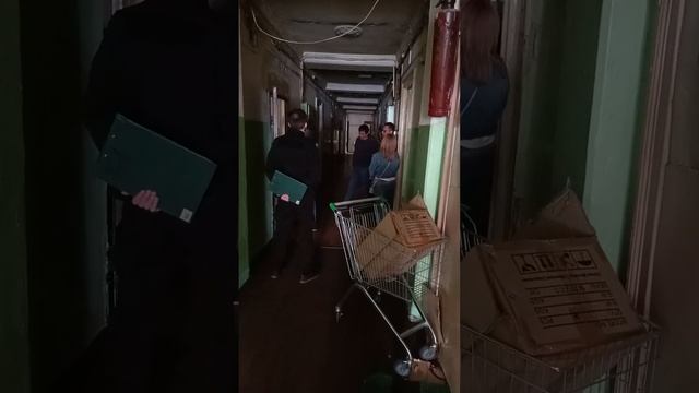 Полиция не препятствует человеку,заварившему дверь в квартиру активиста. смотреть онлайн