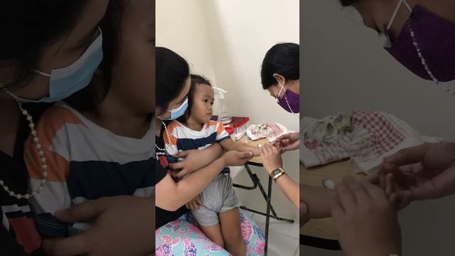 Finger Prick Test on Toddler (brave boy) смотреть онлайн