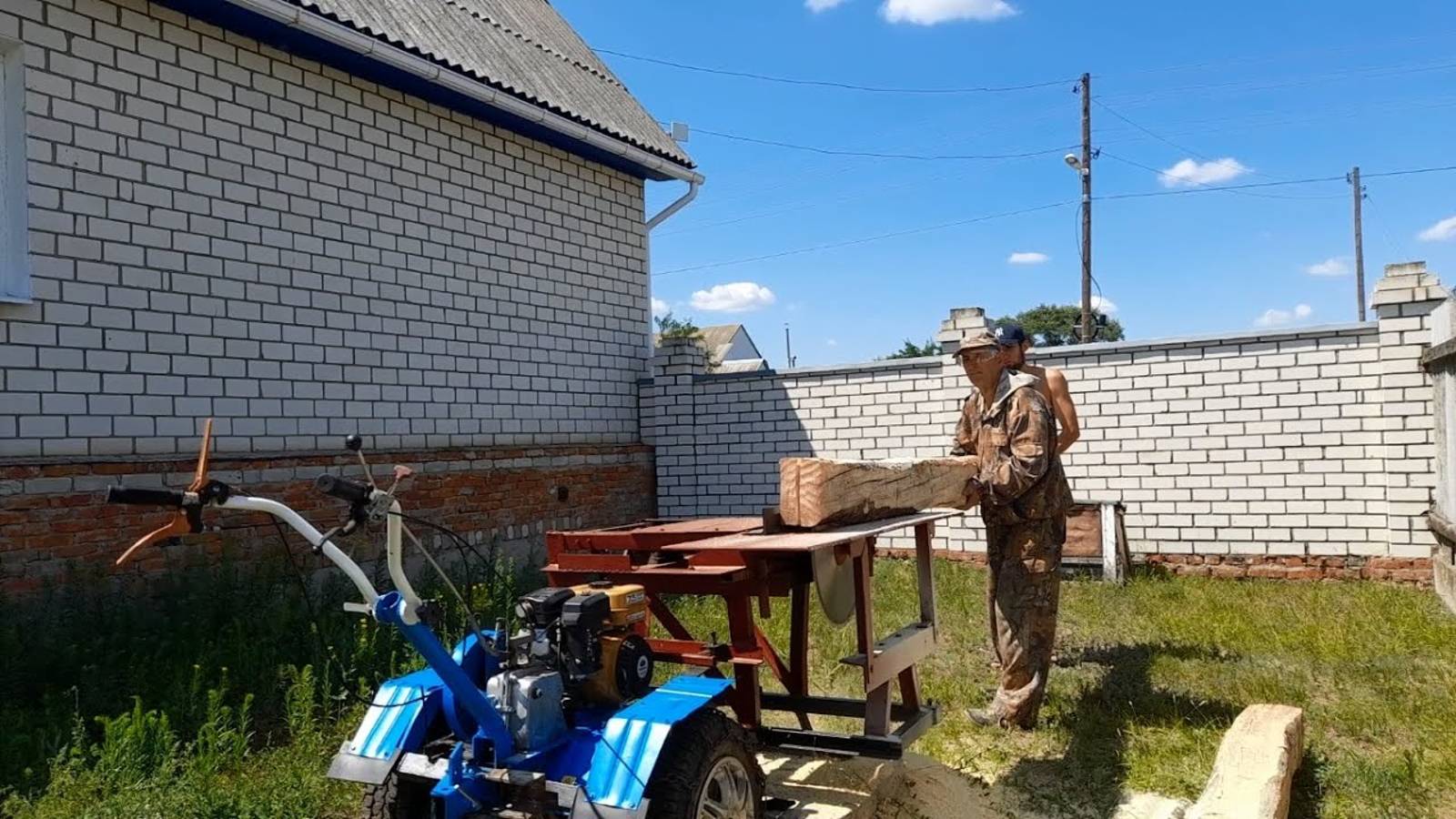 Распускаем брус 20х20 на доски циркулярной пилой для мотоблока