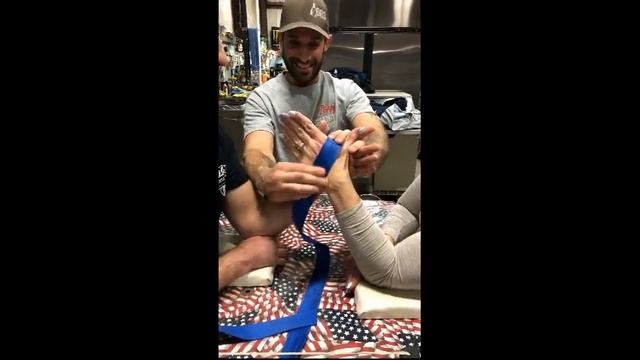 World Champion, Deb Banaian Gives Kevin a Lesson in Arm Wrestling смотреть онлайн