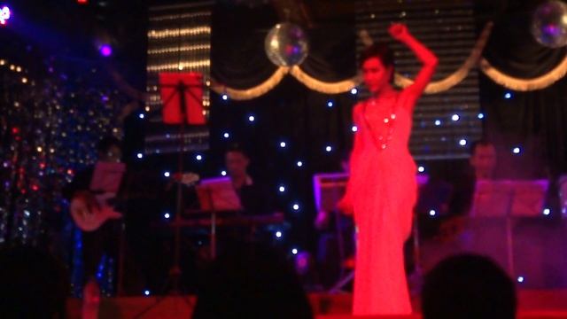 06 Tình Lại Đến Như Vừa Bắt Đầu - Uyên Linh (Opera Lounge 11/08/2013)
