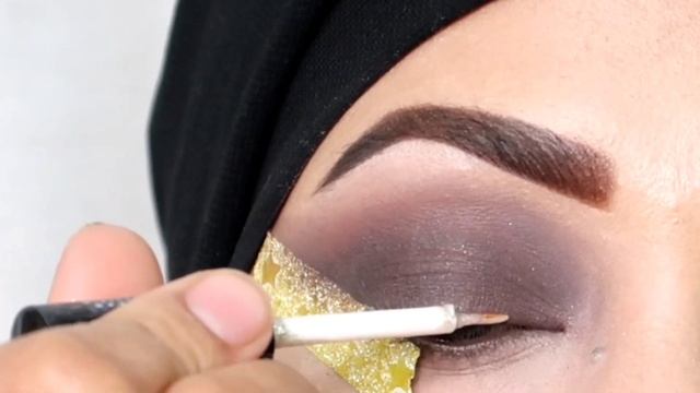 Quick Simple Eye Makeup Tutorial // Easy eyeshadow tutorial with Glittery Liner || zainab numan смотреть онлайн