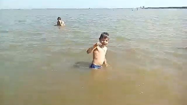 Матвей учится нырять )) смотреть онлайн