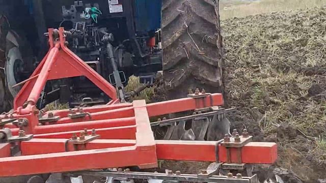 Tractor Agricola con Grada - Rastra en operación, vista trasera смотреть онлайн
