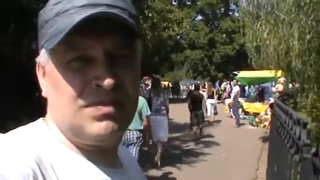 Мужик снимает видео в парке смотреть онлайн