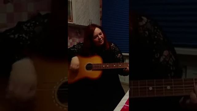 Ночью на кухне у подруги наигрываю 