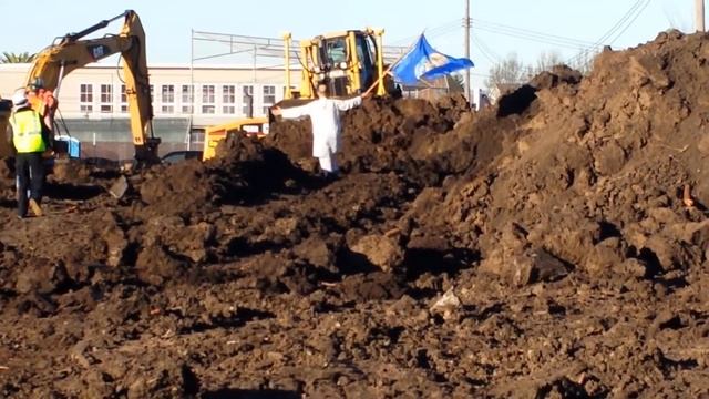 Brave Defenders of Gill Tract Farm in Albany, CA Today смотреть онлайн