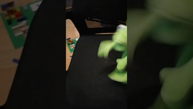 Лягушонок танцует под что-то #shorts смотреть онлайн