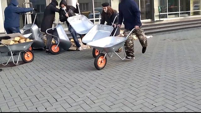 Защитники Березовой рощи в районе Краснолесье Екатеринбурга завалили Атомстройкомплекс дровами