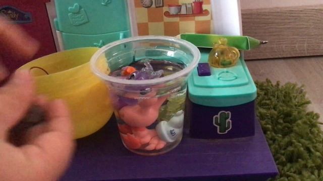 Кухня и игрушки в воде # Дубль первый: готовим какашки )))