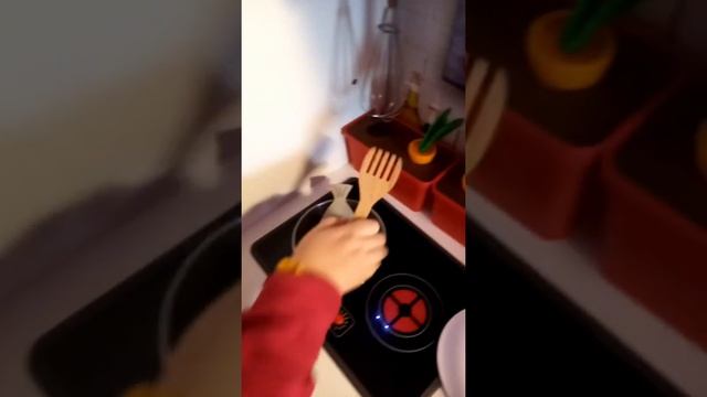 Детская кухня, готовим, жарим рыбу Children's Kitchen#cooking Food# Иришка и Малышка