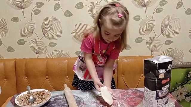 И тут я понимаю, что главная на кухне не я... смотреть онлайн