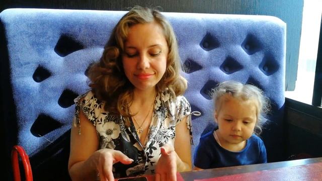 танцуем, пока ждем свой обед. Японский ресторан