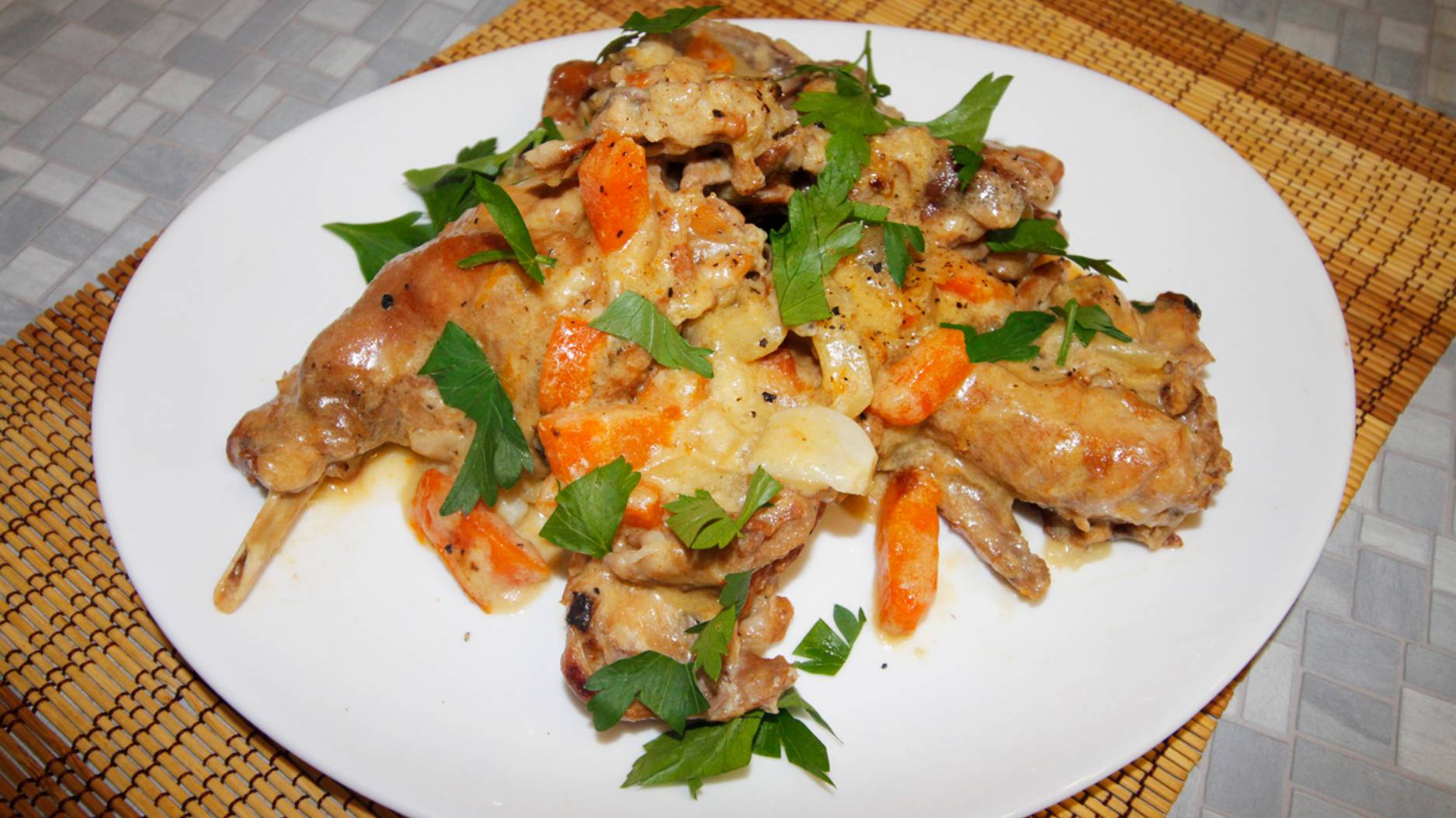 Кролик в сметане – тушеный с луком и морковкой смотреть онлайн