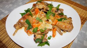 Кролик в сметане – тушеный с луком и морковкой