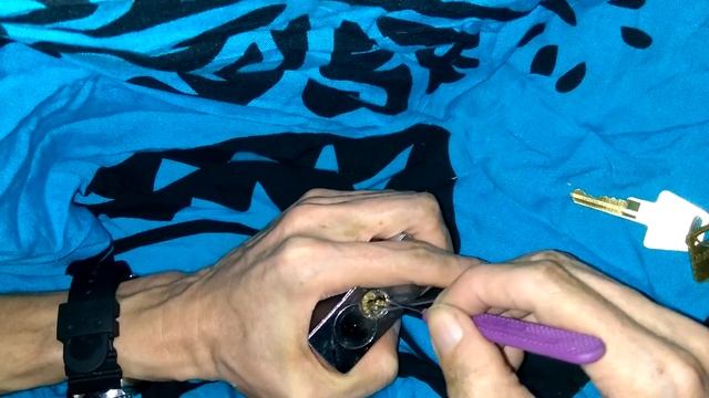 Lock Picking an American 748 Padlock смотреть онлайн