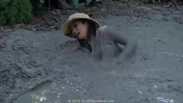 Safari girl got stuck in the mud while exploring the forest смотреть онлайн