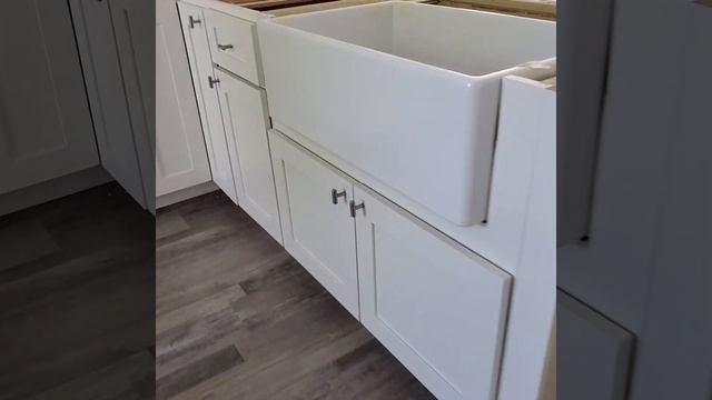 ЖИЗНЬ положили полы, поставили кухню и встроили банкбэды для детской комнаты Строим дом в США #21