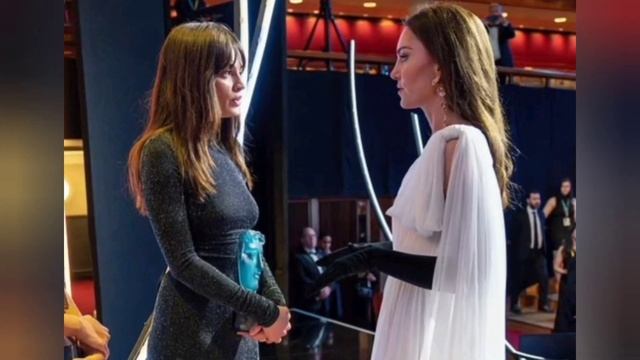 Taylor Swift's Kate Middleton-inspired gown and gloves at the Grammys 2024 sends royal fans vild смотреть онлайн