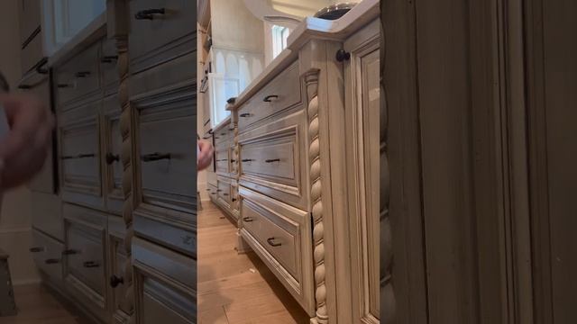 Stay at home mom paints her kitchen cabinets like a pro.. PT:1 #homerenovation #diy #sahmroutine смотреть онлайн