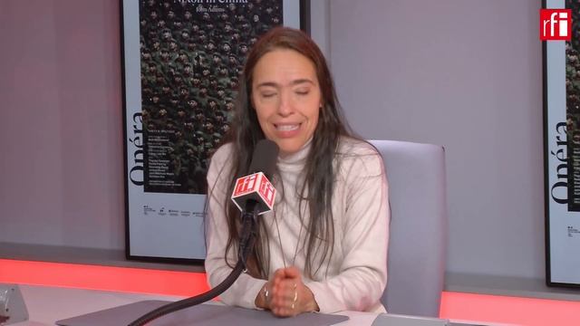 La argentina Valentina Carrasco pone en escena ‘Nixon en China’ en la Opera de París • RFI смотреть онлайн