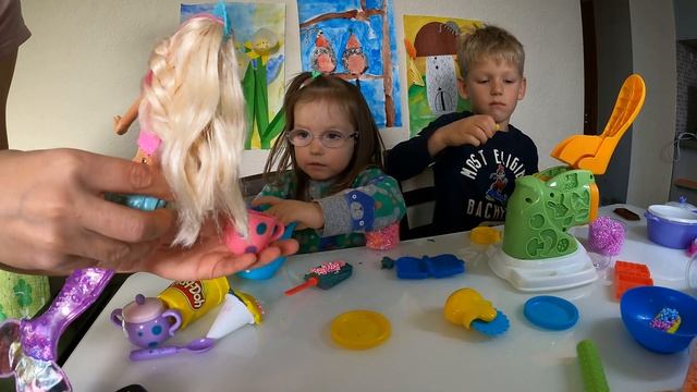 Играем в Play Dough. Детская кухня. Приключения Дани и Алисы. Видео для детей.