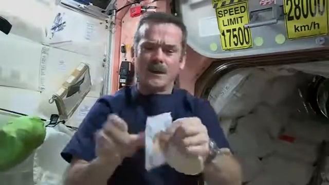 Урок 37 Життя на МКС Космическая кухня  — Крис Хэдфилд