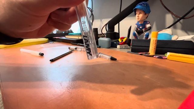 Replacing the LAMY M63 refill in the LAMY Safari rollerball pen with a Muji refill смотреть онлайн