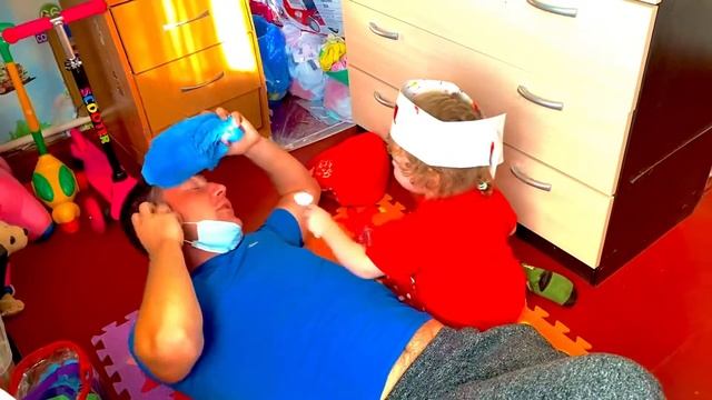Майя доктор, спешит на помощь Папе. Maya is a doctor, he's in a hurry to help Dad смотреть онлайн