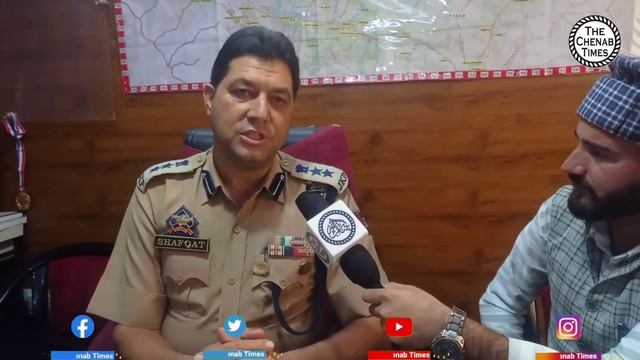 Locals garlanded SSP Kishtwar and other police officials after tracing out the missing child смотреть онлайн