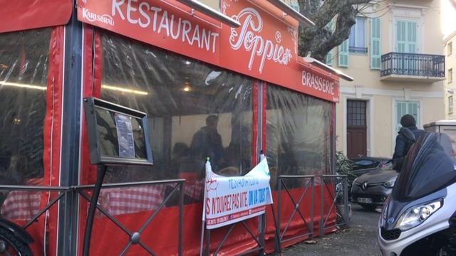 A Nice, un restaurant brave l'interdit en signe de protestation | AFP Images смотреть онлайн