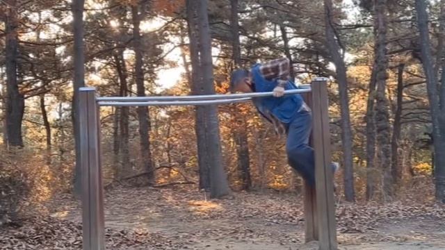 Турник и брусья в парке смотреть онлайн