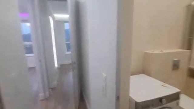 Строители доделали ДИЗАЙН_ПРОЕКТ квартиры в СОЧИ в сдержанном стиле, без ковров и обоев на потолке.