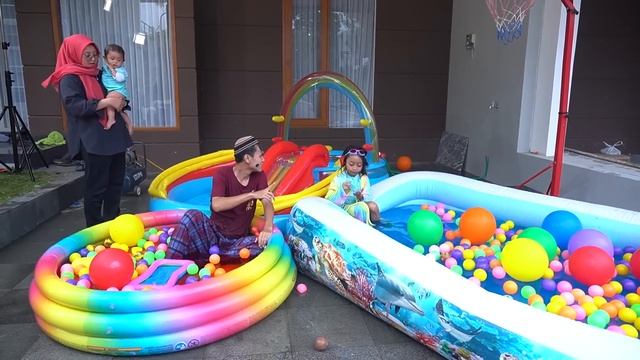 LEIKA & ADIK BAYI LEXIE BERENANG DI KOLAM KARET BARU 😍 LEIKA VS TOMPEL BERHADIAH KADO BLINDBOX VIRA смотреть онлайн