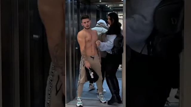 GIRL CHEATED on her BOYFRIEND in the ELEVATOR ДЕВУШКА ИЗМЕНИЛА ПАРНЮ прямо в лифте480P смотреть онлайн