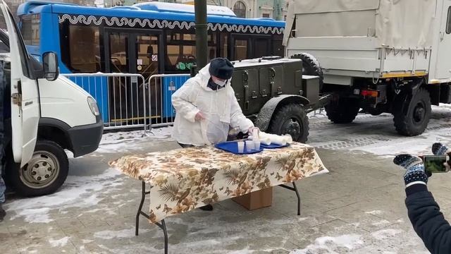 Москва. Полевую кухню развернули Росгвардейцы на Трубной смотреть онлайн