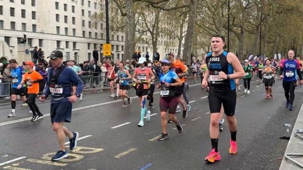 🇬🇧 LONDON MARATHON 2023, FILMED NEAR BIG BEN, 48.000 MARATHON RUNNERS BRAVE THE RAIN, 4K