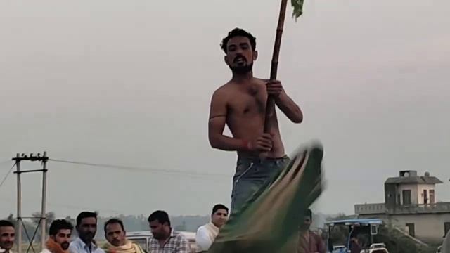 Brave boy dancing in freezing cold without clothes.... смотреть онлайн