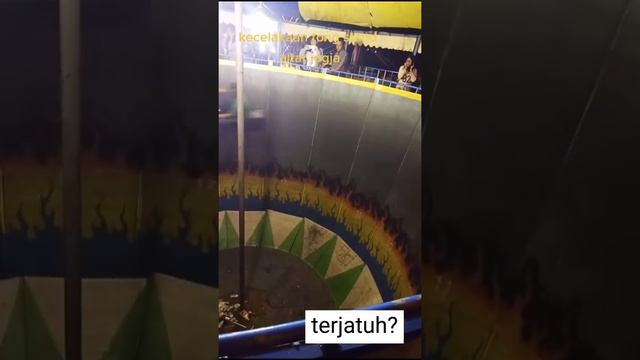 Tong Setan Terjatuh Saat Atraksi Di Pasar Malam смотреть онлайн