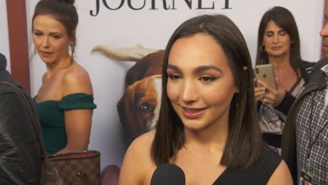 Emily Bear arrives at the "A dog's Journey" Premiere смотреть онлайн