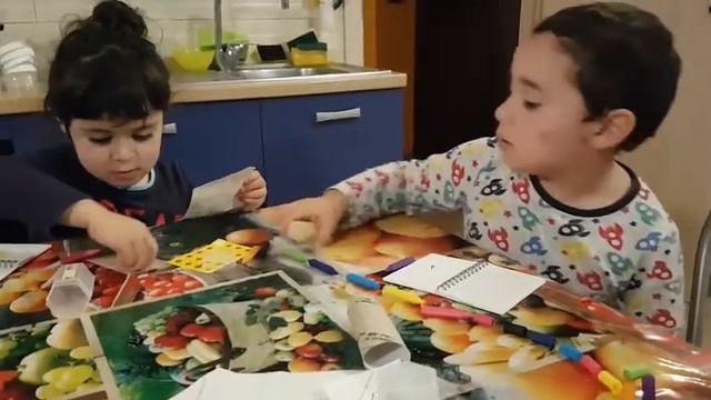 Поем и дурачимся за столом