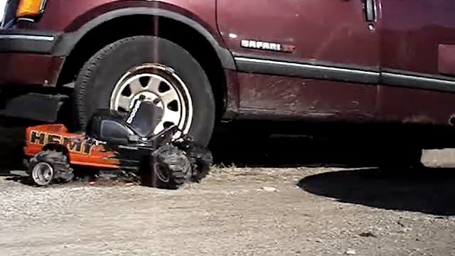 Cheap RC Truck Crushed By GMC Safari Van смотреть онлайн